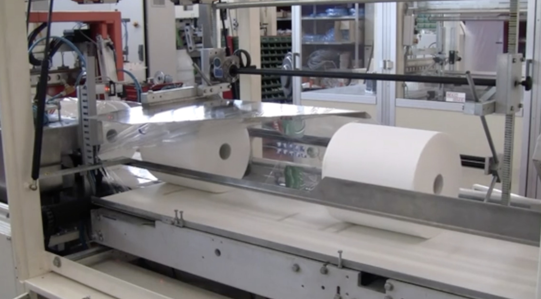 Empacadora horizontal de rollos tipo mayordomo con horno termoencogible